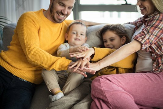 Haus-Familie-Wohnen-Serie-10-10 Eltern mit Kindern auf Couch